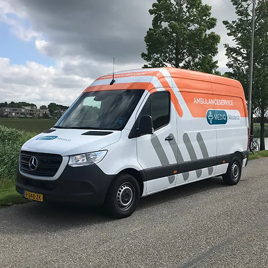 MM-Ambulanceservice-schuinvoor2-1200px Autobelettering Mediq Ambulanceservice